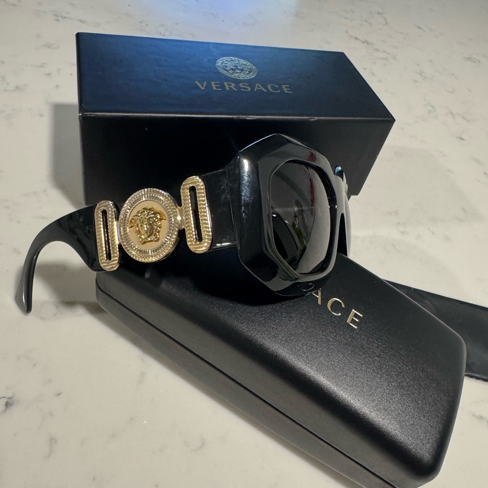 ONE DAY SALE✨
SALE✨Versace Black and Gold Sunglasses Modern Design - Picture 8 of 16